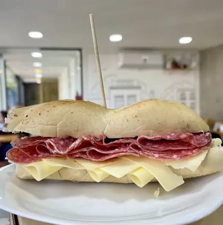 Baguette de Salame Y Queso