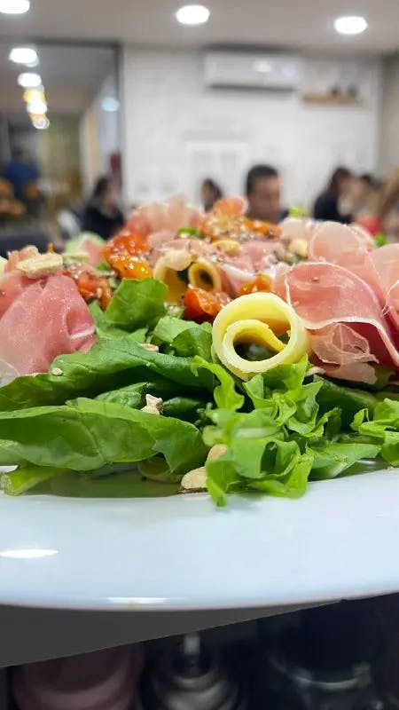 Ensalada Rúcula y Tomate Confitado